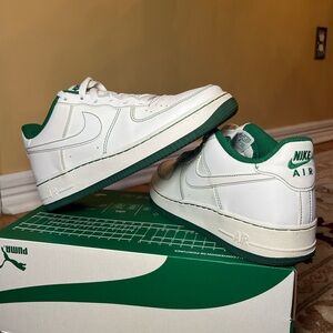 Nike Air Force 1 '07 w/Contrast Stitch in White & Pine Green- Women’s 8/Youth 6